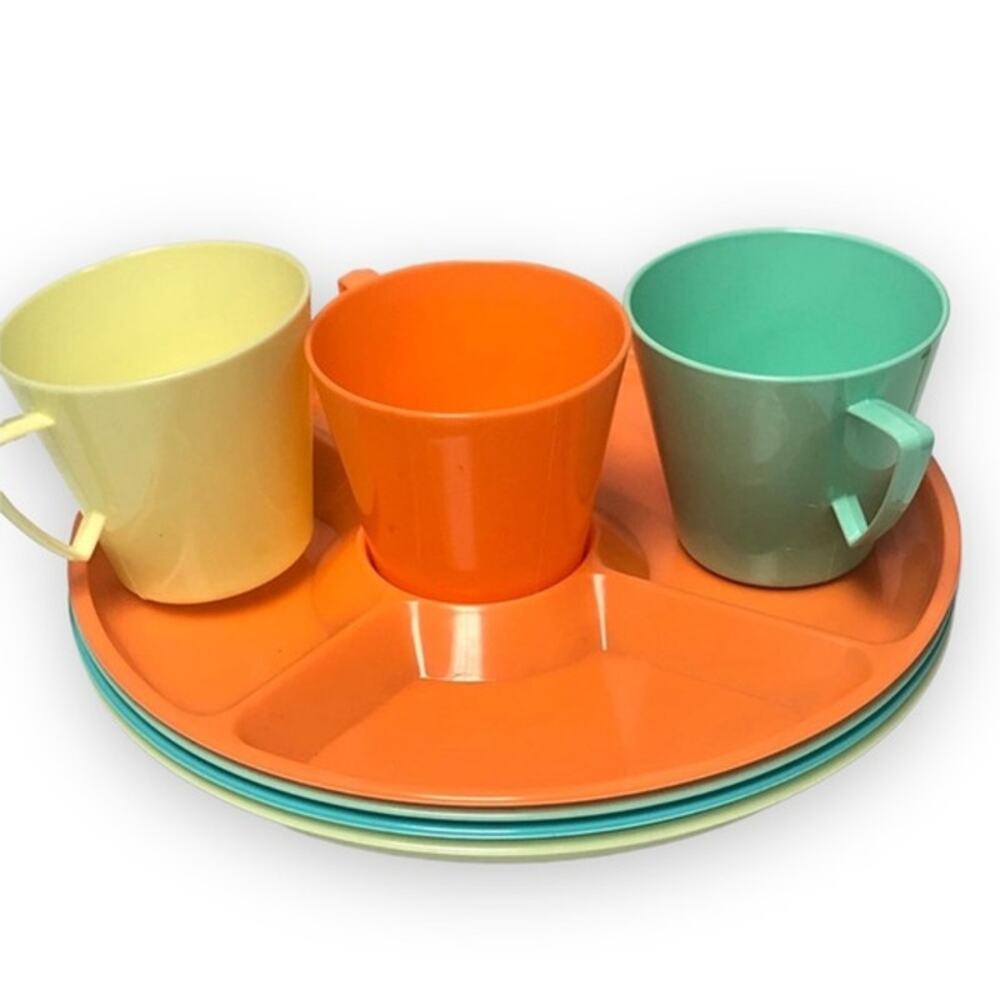 Vintage Regaline Plastic 4 Divided Luncheon Plates 3 Cups Picnic Retro U.S.A.